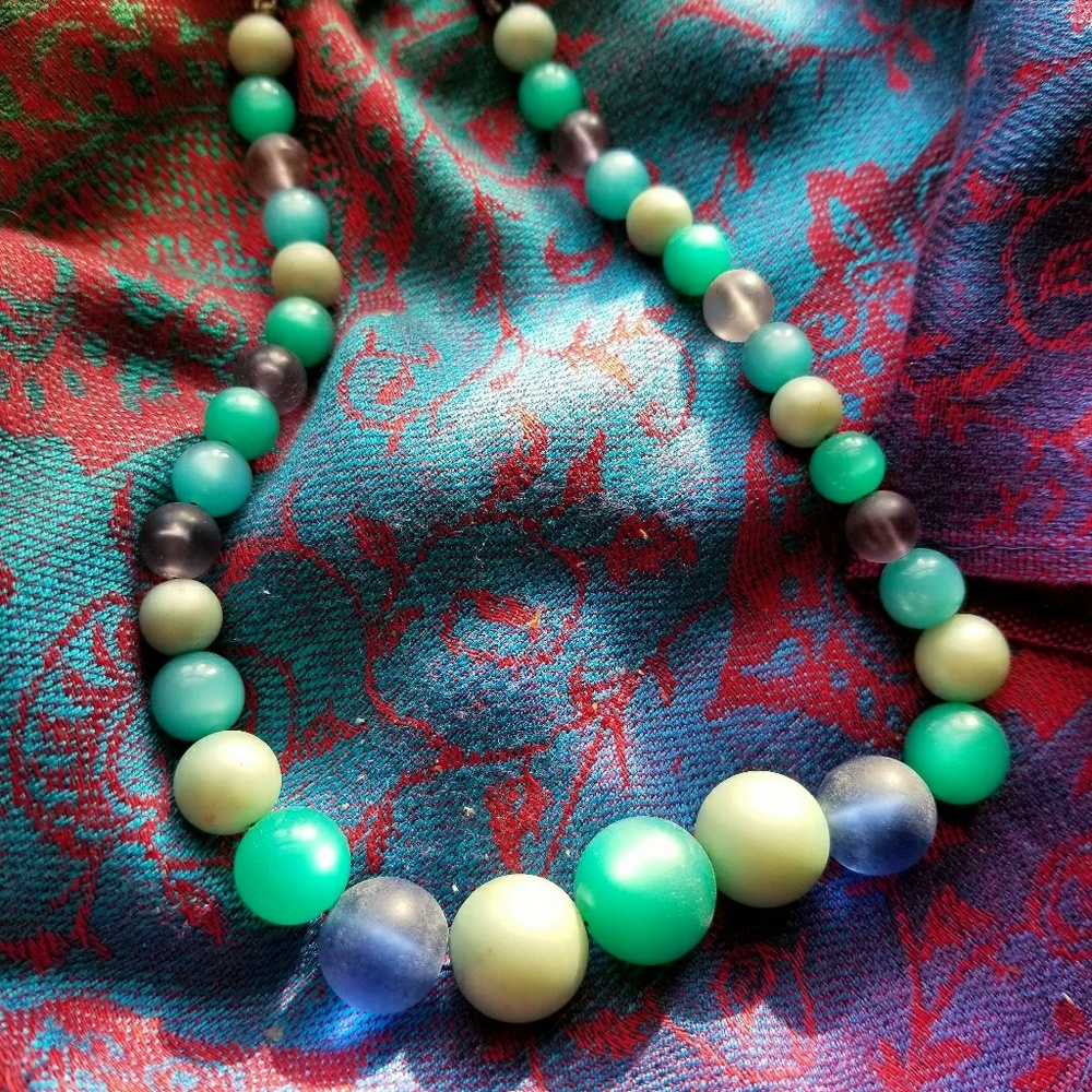 Vintage necklace moonglow Thermoset green purple